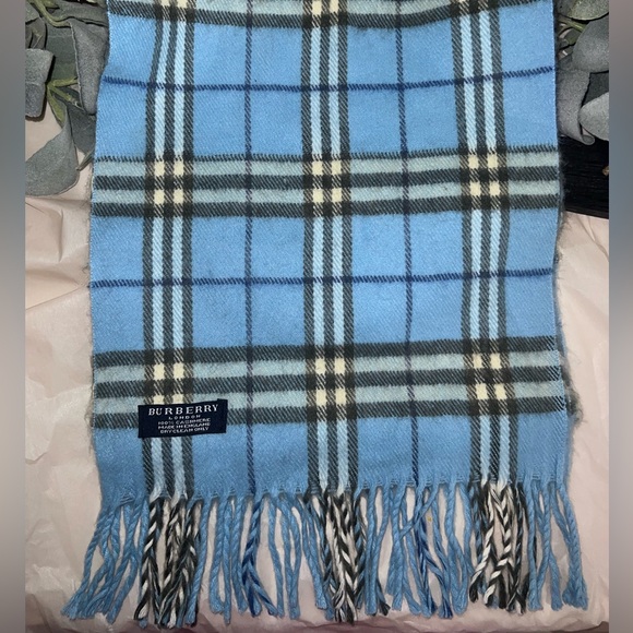 *MINT* Burberry London 100% Cashmere Scarf Made in England Blue Nova Check - Picture 12 of 13